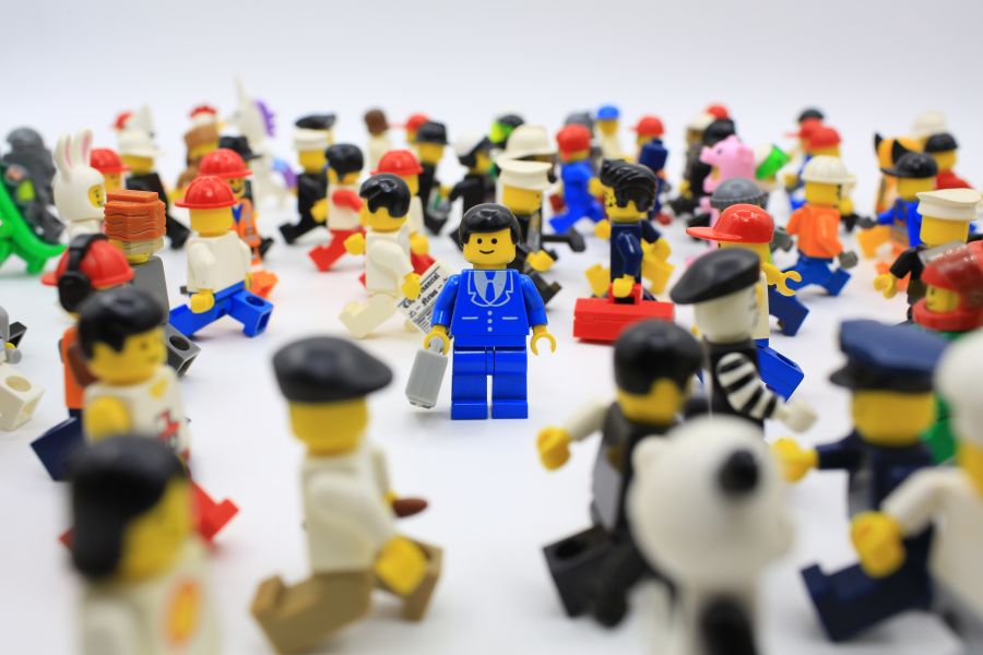 Фреска Лего человечки в аэропорту